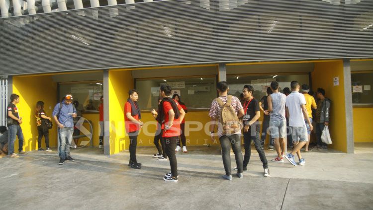 Loket tiket Stadion Bukit Jalil jelang laga Piala Asia U-16 2018. Copyright: © Abdurrahman Ranala/INDOSPORT