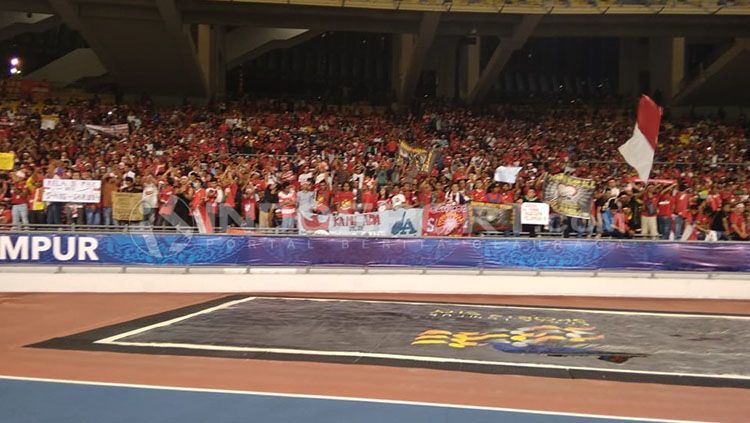 Suporter Indonesia sudah memenuhi stadion Bukit Jalil. Copyright: © Abdurrahman Ranala/INDOSPORT