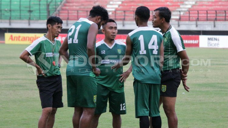 Persebaya latihan tanpa dipimpim Djanur, Senin (24/09/18). Copyright: © Fitra Herdian/INDOSPORT