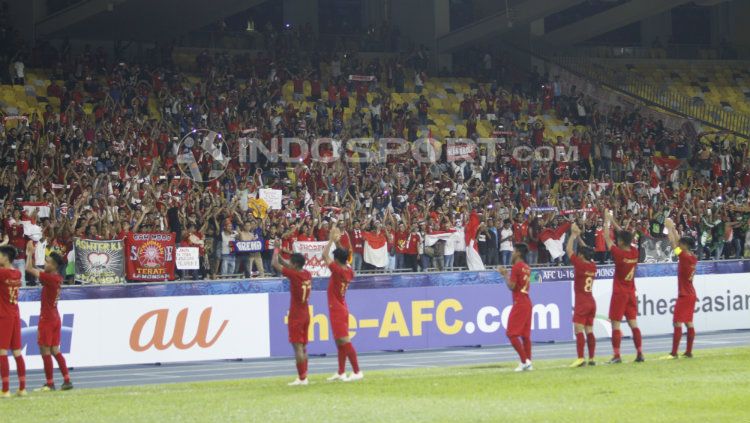 Skuat Timnas Indonesia U-16 menghampiri suporter di Stadion Bukit Jalil di laga vs Vietnam U-16 Copyright: © INDOSPORT/Abdurrahman Ranala