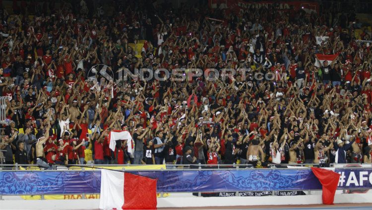 Suporter yang mendukung Timnas Indonesia U-16 dalam ajang Piala Asia U-16 2018 di Malaysia. Copyright: © INDOSPORT/Abdurrahman Ranala