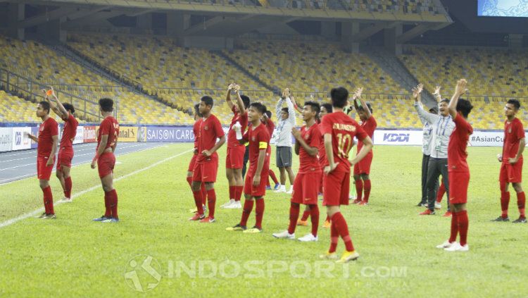 Penggawa Timnas U-16 menyapa suporter yang hadir di Stadion Bukit Jalil. Copyright: © INDOSPORT/Abdurrahman Ranala