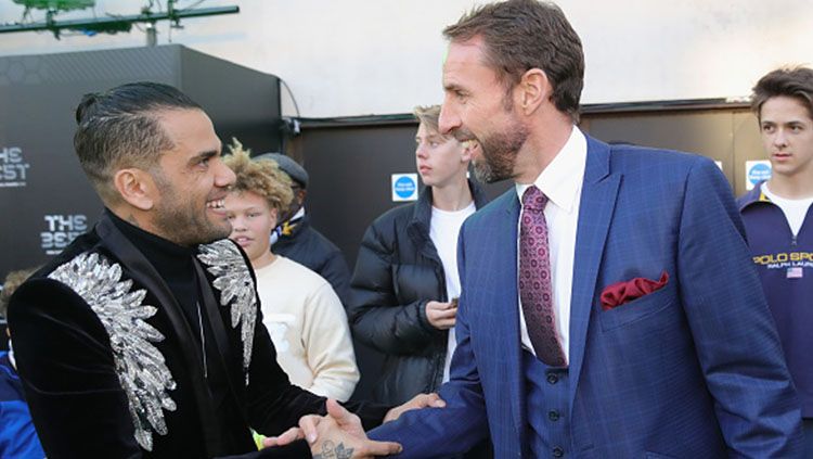 Gareth Southgate bersalaman dengan Dani Alves. Copyright: © Getty Images