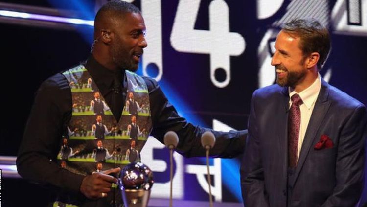 Gareth Southgate dan aktor Idris Elba dengan busana nyentriknya di malam penghargaan FIFA 2018. Copyright: © BBC