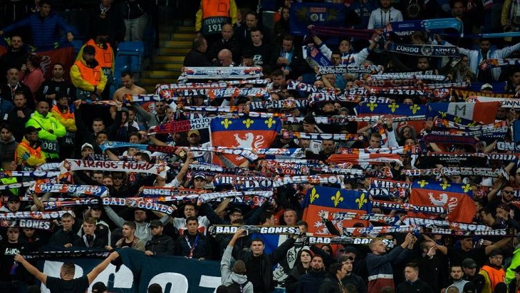 Fans Lyon kerap melakukan hal rasis kepada rivalnya Copyright: © EPA