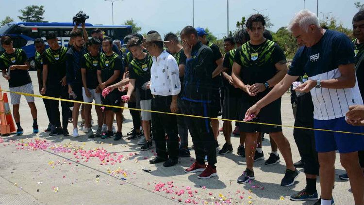 Pemain dan staf Persib BAndung melakukan tabur bunga di lokasi tewasnya Jakmania Haringga Sirla. Copyright: © Persib