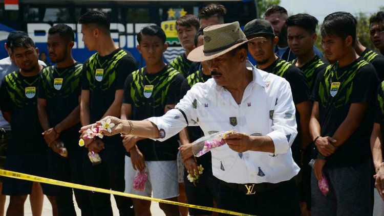 Umuh Muchtar melakukan tabur bunga di lokasi tewasnya Jakmania Haringga Sirla. Copyright: © Persib