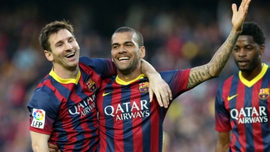 Dani Alves (kanan) saat masih bekerja sama dengan Lionel Messi di Barcelona. Copyright: © Getty Images