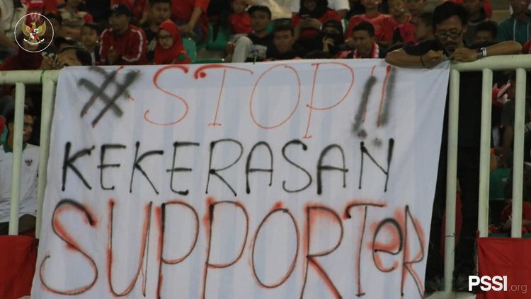 Suporter timnas Indonesia bentangkan poster kampanye stop kekerasan Copyright: © PSSI