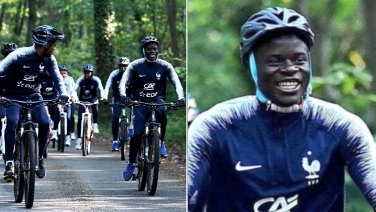 N'Golo Kante tampak bahagia bisa bersepeda di tengah huan Copyright: © The Sun