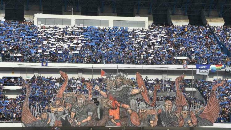 Kelompok suporter Persib Bandung yaitu Viking mengabaikan rivalitas sejenak demi membantu korban banjir di Jakarta. Copyright: © AFP/Timur Matahari