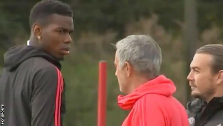 Paul Pogba sempat membuat kesal Jose Mourinho lantaran ingin kabur dari bus tim Manchester United. Copyright: © Sky Sports.