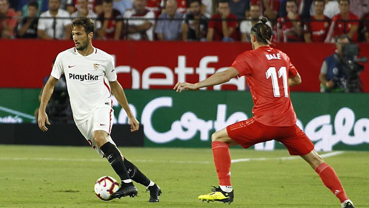Perebutan bola antara pemain Sevilla dengan Gareth Bales Copyright: © Getty Images
