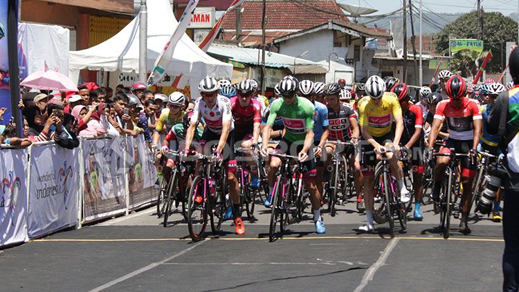 Sebuah kejadian menarik mewarnai ajang balap sepeda Giro d'Italia 2019. Copyright: © Fitra Herdian/indosport.
