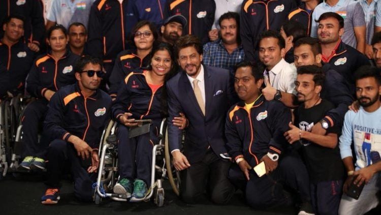 Shah Rukh Khan bersama kontingen Asian Para Games 2018 India. Copyright: © The Statesman
