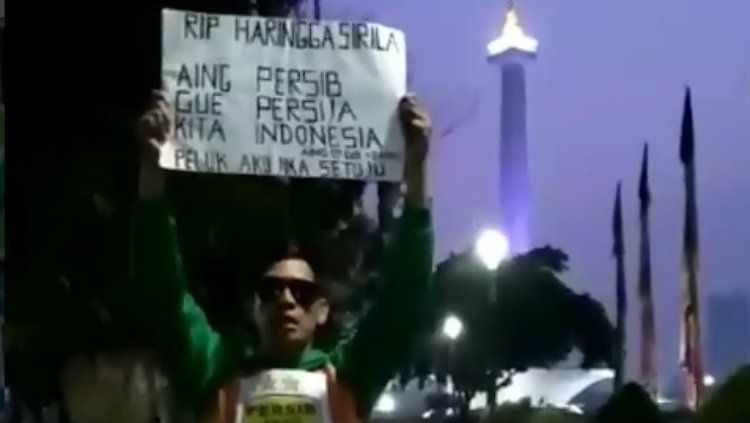 Aksi simpatik standup comedian kampanyekan perdamaian jakmania dan Bobotoh Copyright: &copy; instgram/Eko_satpam
