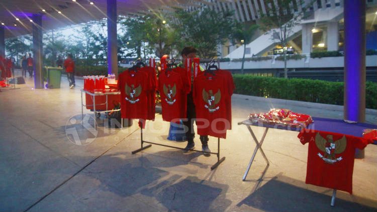Pedagang di Stadion Bukit Jalil. Copyright: © Abdurrahman Ranala/INDOSPORT