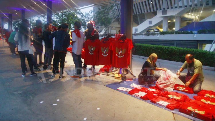 Sejumlah pedagang mulai berjualan di Stadion Bukit Jalil. Copyright: © Abdurrahman Ranala/INDOSPORT