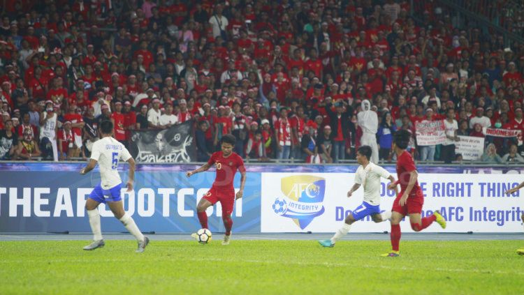 Bagus Kahfi tengah membawa bola ke arah gawang India. Copyright: &copy; Abdurrahman Ranala/INDOSPORT