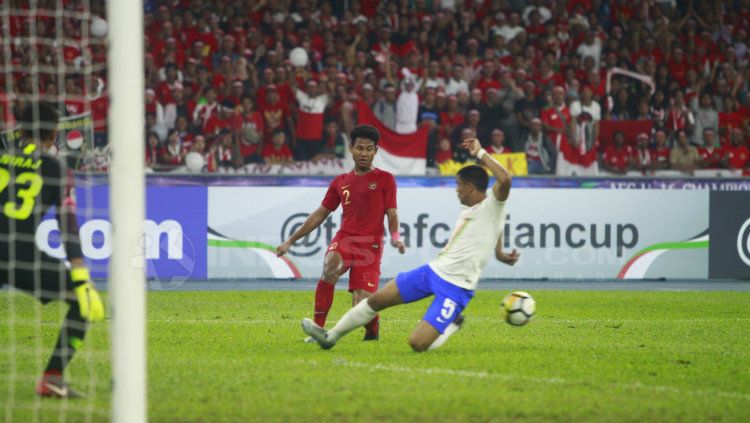 Pemain India berusaha menggagalkan aksi Bagas. Copyright: © Abdurrahman Ranala/INDOSPORT