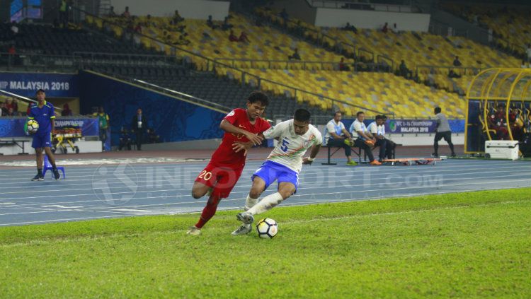 Bagus Kahfi kawal ketat pemain India U16. Copyright: © Abdurrahman Ranala/INDOSPORT
