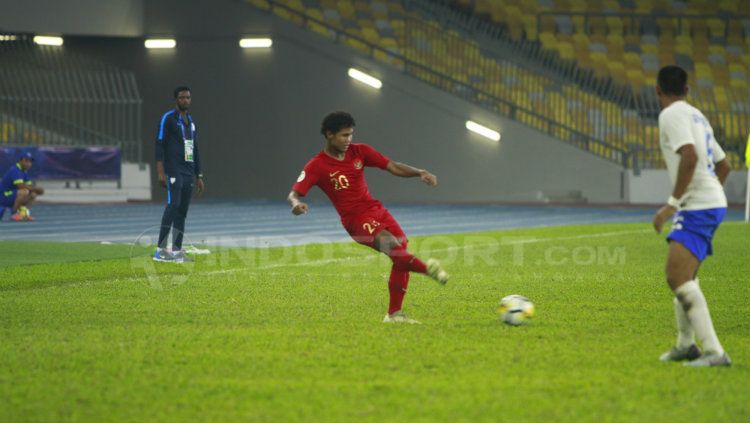 Bagus Kahfi mengeksekusi bola. Copyright: © Abdurrahman Ranala/INDOSPORT