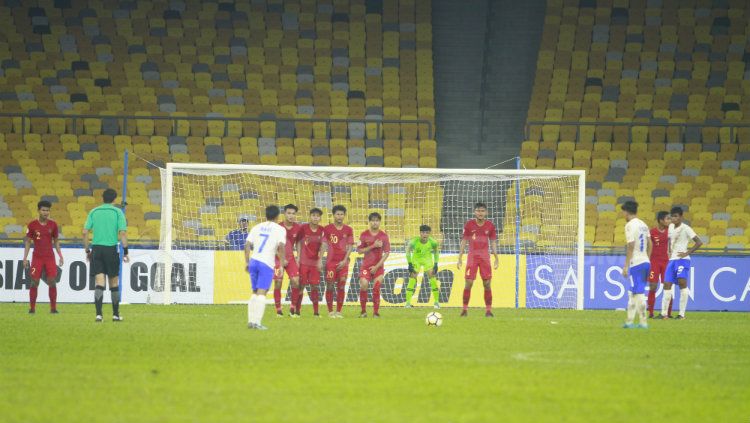 Pemain India U16 saat akan mengeksekusi bola. Copyright: © Abdurrahman Ranala/INDOSPORT