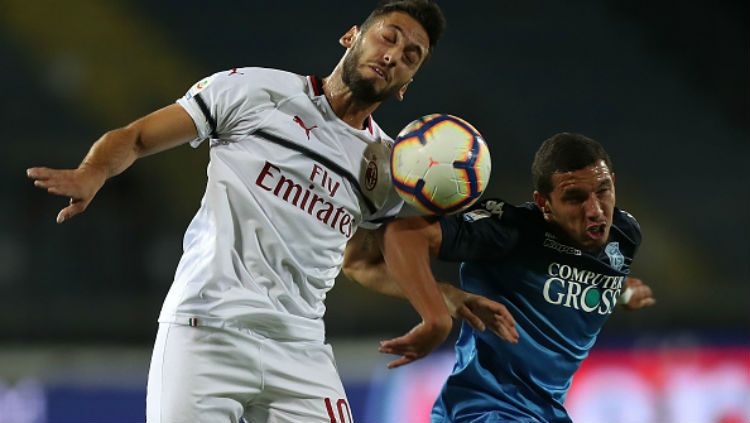 Hakan Calhanoglu saat berduel di udara dengan pemain Empoli. Copyright: © Getty Images