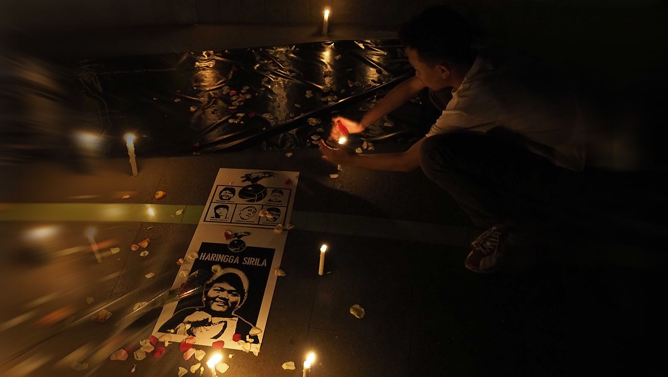 Ratusan orang yang tergabung dalam Bandung Supporter Alliance mengadakan tabur bunga dan penyalaan lilin serta mendoakan korban pengeroyokan Haringga Sirila di Taman Cikapayang, Bandung, Kamis 27 September 2018. Copyright: © PERSIB.co.id/Ferri Ahrial