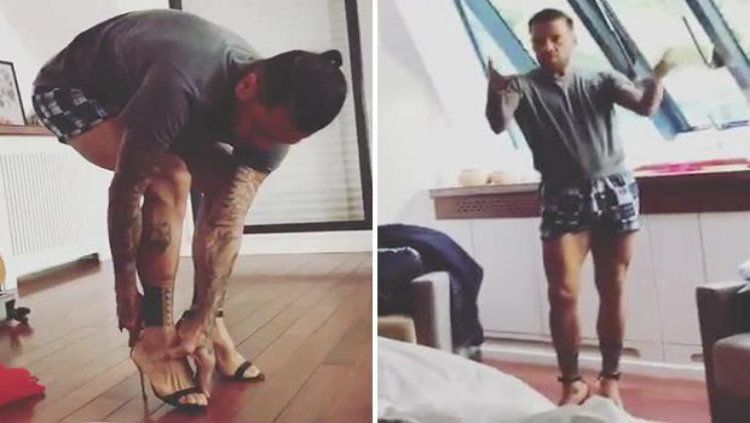 Dani Alves berjalan bak model profesional Copyright: &copy; Daily News