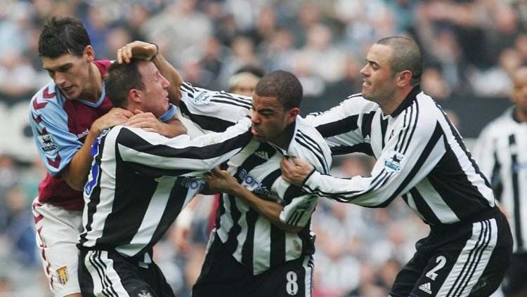 Pertengkaran yang melibatkan Kieron Dyer dan Lee Bowyer Copyright: © Sportskeeda