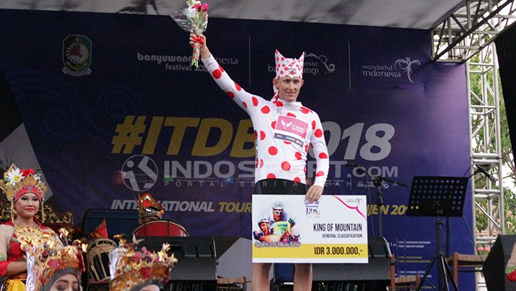 Marcus Culey menyabet jersey polkadot International Tour de Banyuwangi Ijen (ITdBI) 2018. Copyright: © Fitra Herdian/INDOSPORT