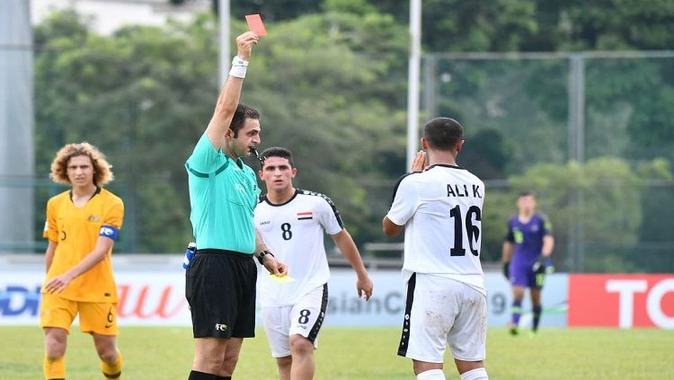 Pemain Irak U-16 mendapatkan kartu merah saat menghadapi Australia U-16. Copyright: © the-afc.com