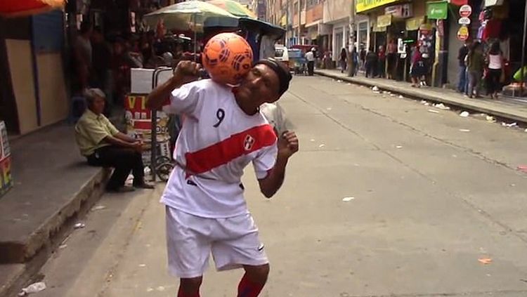 Feliciano Martel berusia 85 tahun melakukan keterampilan freestyle di Peru. Copyright: © www.dailymail.co.uk