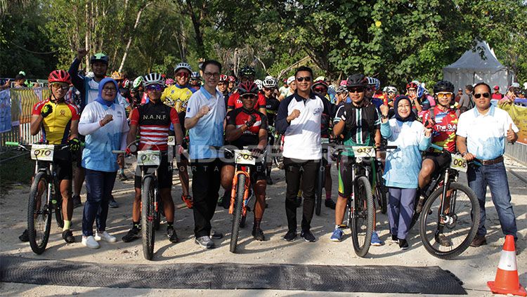 Para pembalap sepeda Indonesia Copyright: &copy; INDOSPORT/Dimas Ramadhan