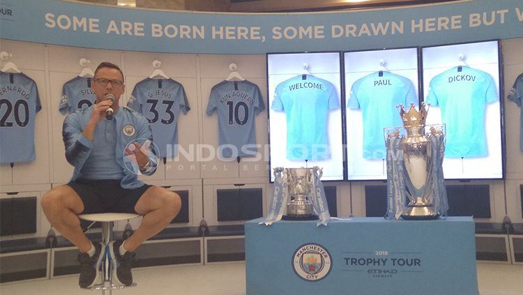 Legenda Man City, Paul Dickov saat berkunjung ke Indonesia. Copyright: © INDOSPORT/Martini