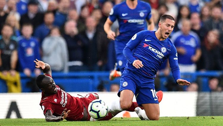 Hazard saat berduel dengan pemain Liverpool Copyright: © Getty Images