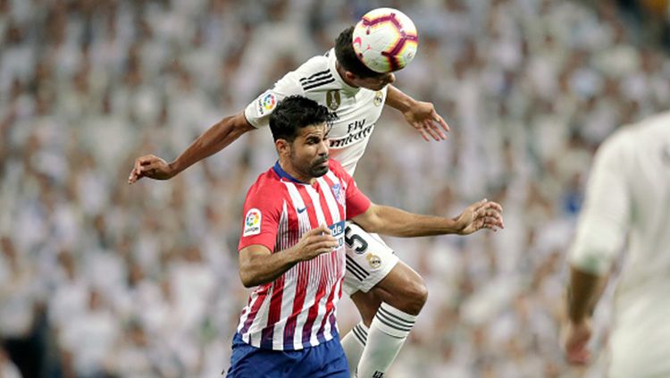 Duel udara anatar Diego Costa dengan Raphael Varane Copyright: © Getty Images