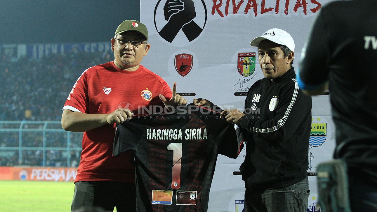 Ferry Indrasjarief kala menerima Jersey Persipura bertuliskan nama Almarhum Haringga Sirila. Copyright: © Ian Setiawan/Indosport.com