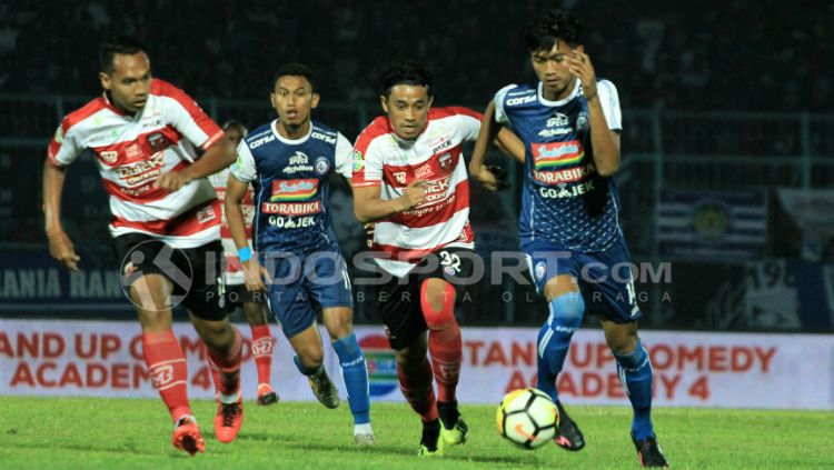 Duel Arek Malang, antara Jayus Hariono dengan Beny Wahyudi di laga amal Arema FC vs Madura United. Copyright: © Ian Setiawan/INDOSPORT