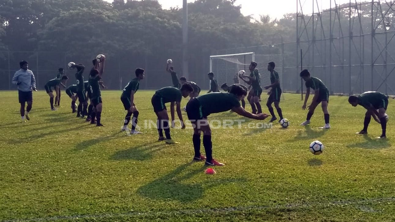 Latihan Timnas U-16 di Malaysia jelang babak perempatfinal melawan Australia U-16. Copyright: © Zainal Hasan/Soicaumienbac.cc