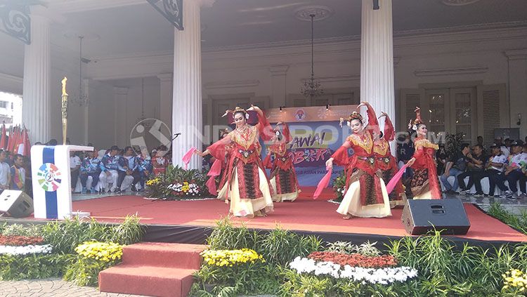 Tari Serunai ikut ditampilkan saat pawai obor dari Balai Kota DKI Jakarta, Minggu (30/09/18). Copyright: © Martini/INDOSPORT