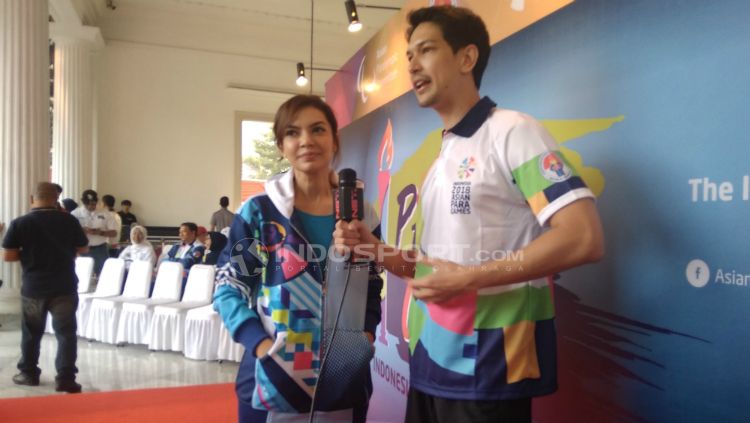 Najwa Shihab dan Dimas Beck mengikuti pawai obor Asian Para Games 2018. Copyright: © Martini/INDOSPORT