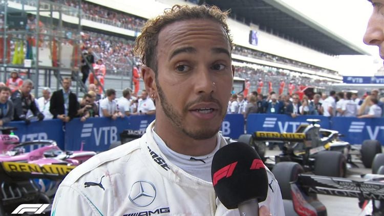 Lewis Hamilton mengatakan ada yang kurang dari kemenangan Mercedes sebagai juara konstruktor Formula 1 musim ini, yakni sosok Niki Lauda. Copyright: © Getty Images