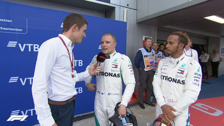 Lewis Hamilton dan Valtteri Bottas diwawancari awak media Formula 1. Copyright: © Getty Images