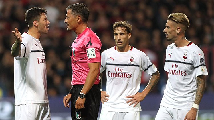 Pemain AC Milan tengah protes terhadap keputusan wasut Copyright: © Getty Images