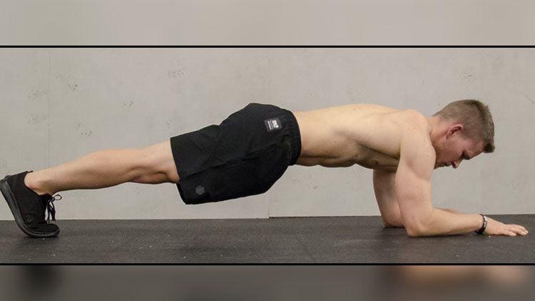 Salah satu bentuk otot perut dengan cara melakukan Plank. Copyright: © Freeletics