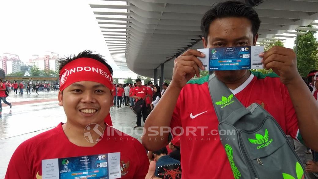 Dukungan suporter Timnas Indonesia U-16 terus mengalir. Mereka pun berduyun-duyun memadati Stadion Bukit Jalil, Malaysia. Copyright: © Zainal Hasan/Soicaumienbac.cc