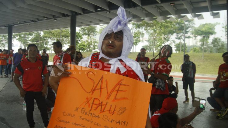 Suporter dengan dandanan unik. Copyright: © Abdurrahman Ranala/Soicaumienbac.cc