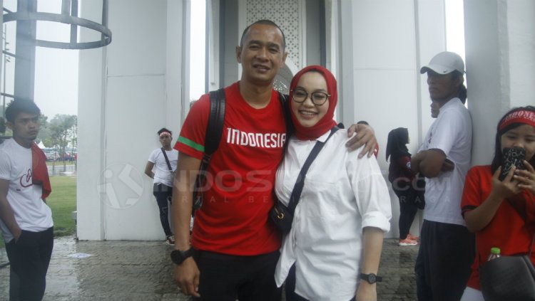 Kurniawan Dwi Yulianto dan istrinya menonton Timnas U-16. Copyright: © Abdurrahman Ranala/INDOSPORT